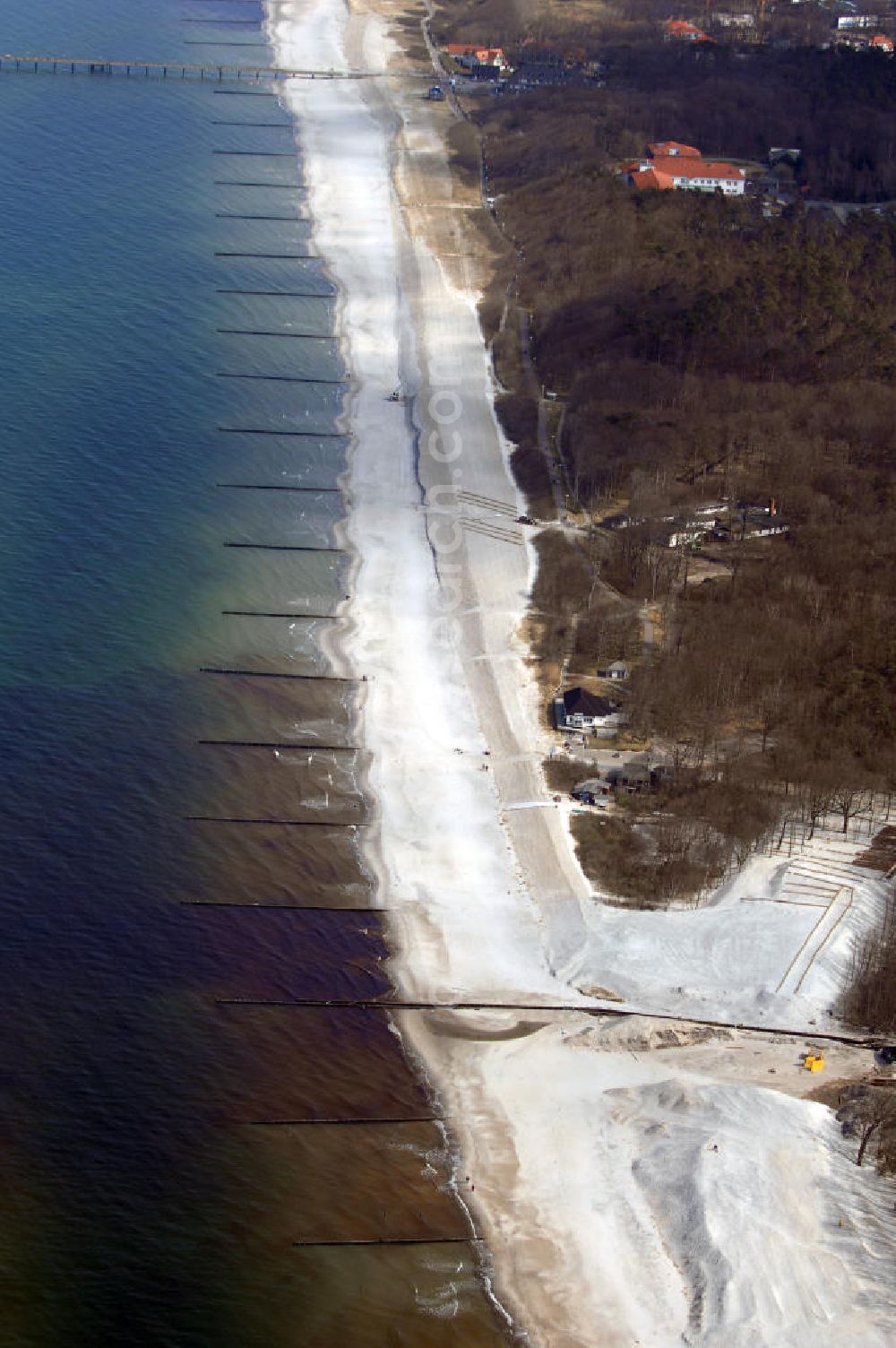 Graal-Müritz from the bird's eye view: Blick auf die Dünenerhöherungs und -verbreiterungsarbeiten an der Schleuse in Graal-Müritz. Kontakt: ARGE Rohde-Nielsen Hegemann; Tel.: 0172/4333428, Hr. Will; Tel.: 0171/3165035, Hr. Brandt / Hr. Hegemann.