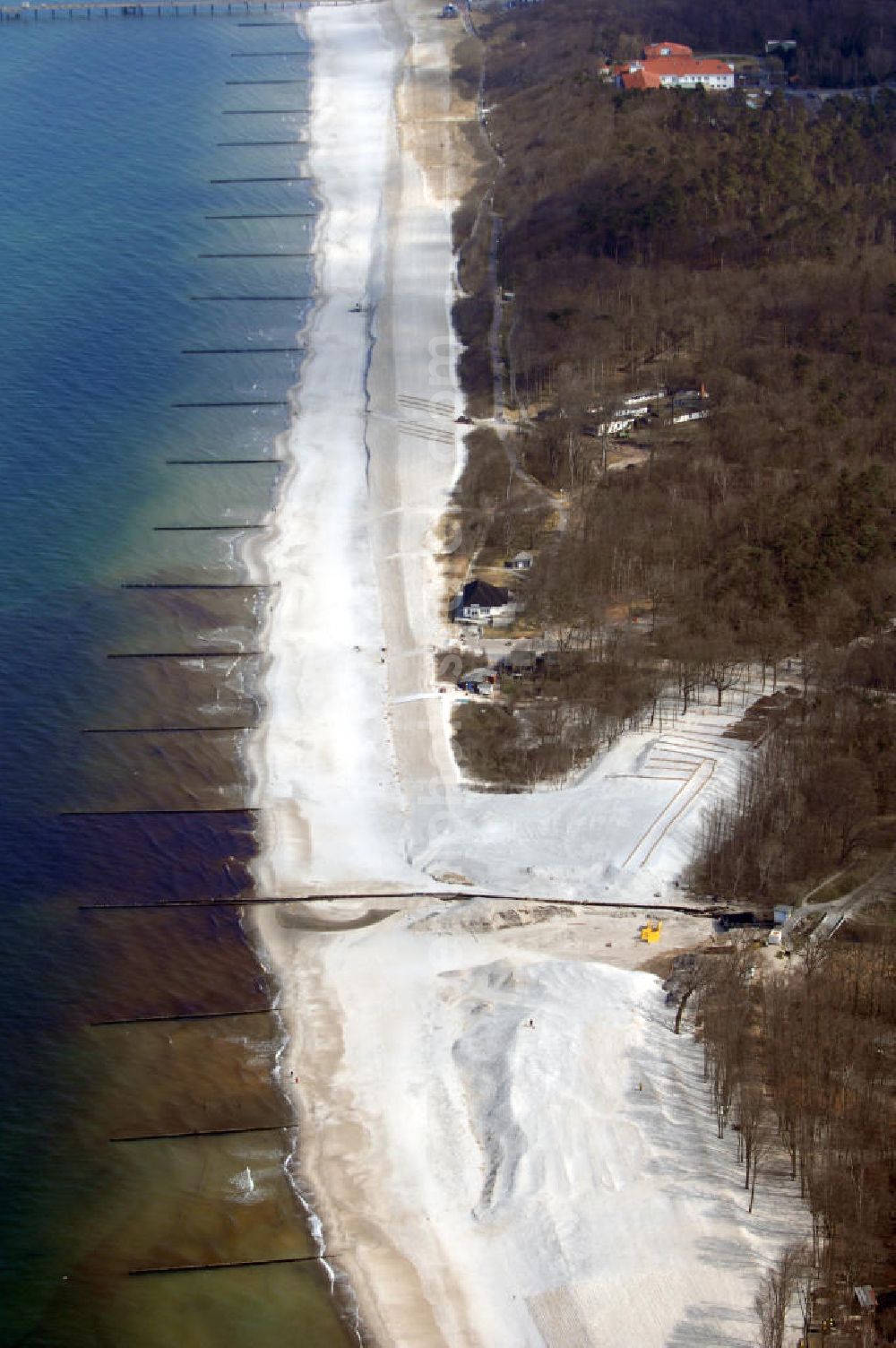 Graal-Müritz from the bird's eye view: Blick auf die Dünenerhöherungs und -verbreiterungsarbeiten an der Schleuse in Graal-Müritz. Kontakt: ARGE Rohde-Nielsen Hegemann; Tel.: 0172/4333428, Hr. Will; Tel.: 0171/3165035, Hr. Brandt / Hr. Hegemann.