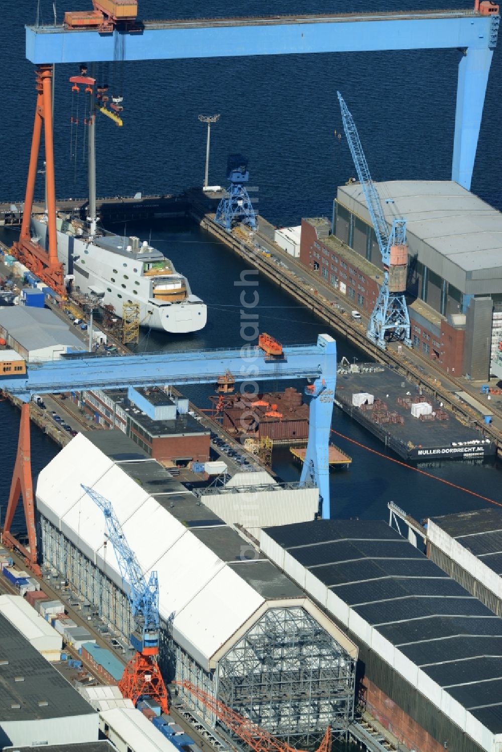 Aerial image Kiel - Dock 8 of the ThyssenKrupp Marine Systems GmbH company in Kiel in the state of Schleswig-Holstein. The site with the blue cranes is primarily used for the production of submarines