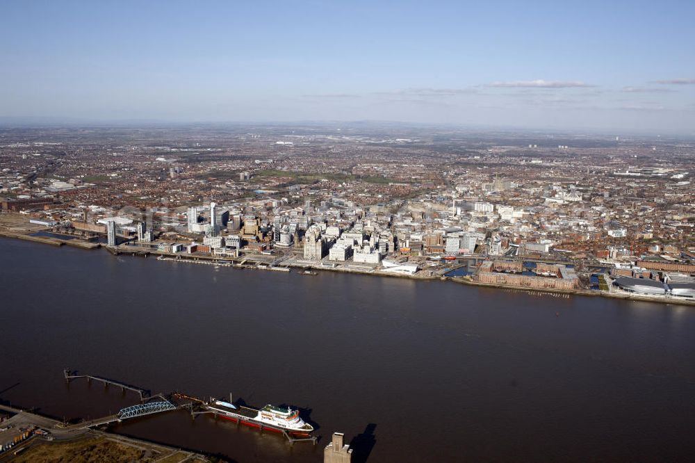 Aerial image Liverpool - Blick auf die Dockanlagen von Liverpool mit dem denkmalgeschützten Albert-Dock (mitte rechts). View of the docks of Liverpool with the listed Albert Dock (right from the middle).