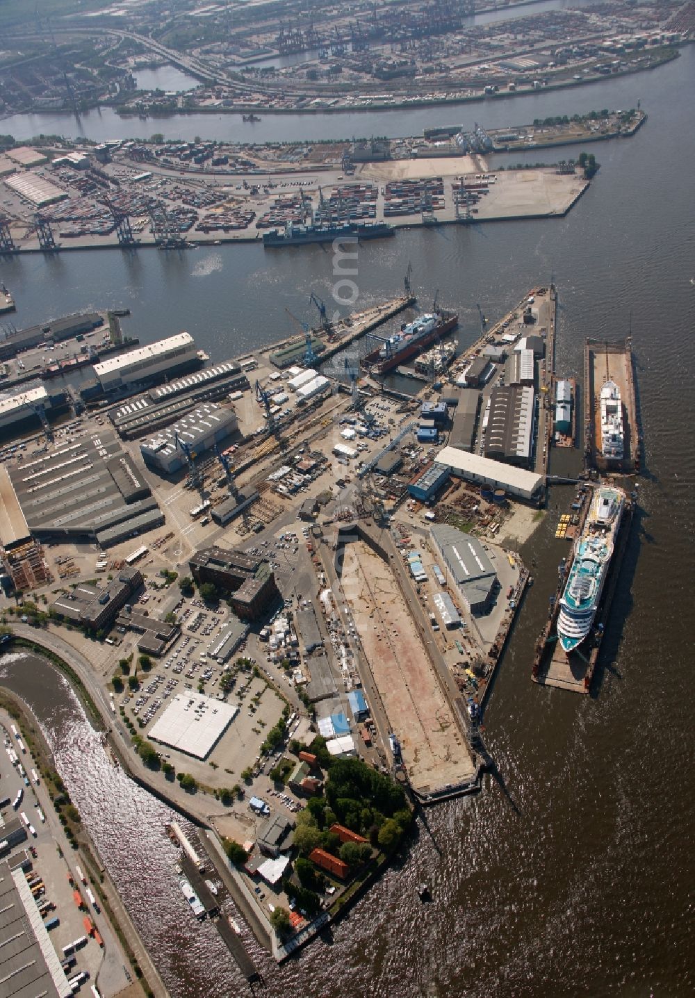 Aerial photograph Hamburg - Dock operation area and shipyard of the company Blohm + Voss in Hamburg harbor in the state of Hamburg on the south bank of the Norderelbe