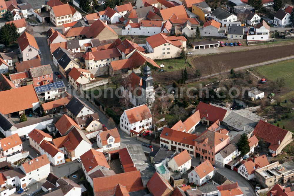 Dolgesheim from the bird's eye view: Blick auf die Evangelische Kirche der Ortsgemeinde Dolgesheim im Landkreis Mainz-Bingen in Rheinland-Pfalz. Die Kirche ist das älteste Gebäude im Ort, da der Bau bis ins 13. Jahrhundert zürückführt. View to the village Dolgesheim in the administrative district Mainz-Bingen.