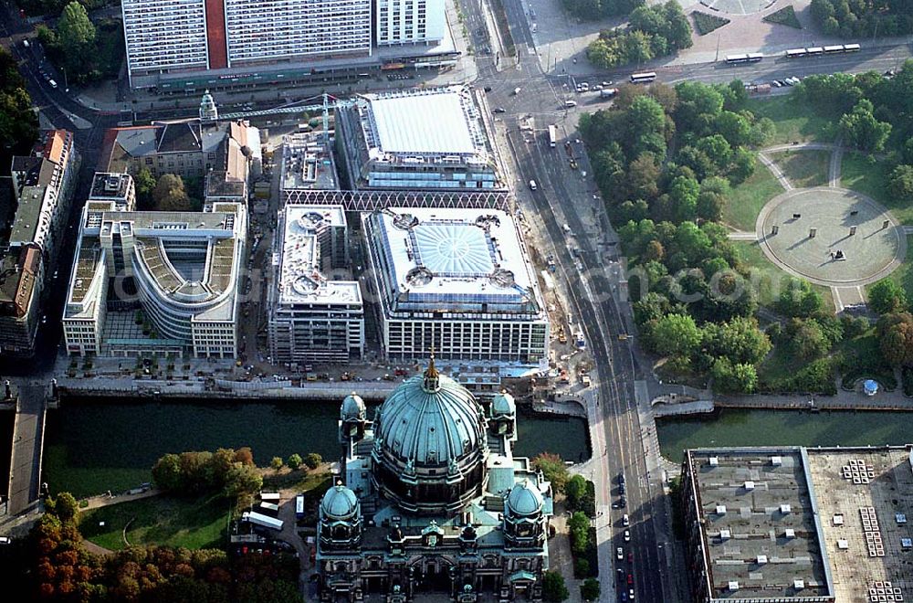 Aerial photograph Berlin - DOM Aquaree der DIFA Hamburg an der Museumsinsel an der Spree gegenüber dem Berliner Dom info@rezidorsas.com