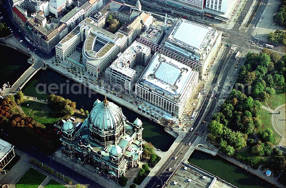 Berlin from above - DOM Aquaree der DIFA Hamburg an der Museumsinsel an der Spree gegenüber dem Berliner Dom info@rezidorsas.com