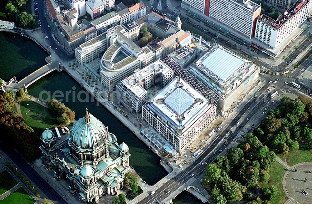 Berlin from the bird's eye view: DOM Aquaree der DIFA Hamburg an der Museumsinsel an der Spree gegenüber dem Berliner Dom info@rezidorsas.com