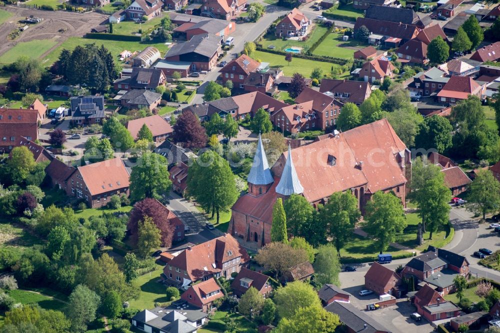 Bardowick from the bird's eye view: Church cathedral Saint Peter and Paul in Bardowick in the state Lower Saxony