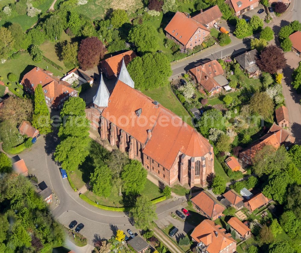 Aerial photograph Bardowick - Church cathedral Saint Peter and Paul in Bardowick in the state Lower Saxony