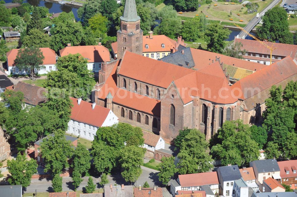 Aerial photograph Brandenburg - Der Dom in Brandenburg ist den Aposteln Petrus und Paulus geweiht. Das Gebäude ist das älteste Bauwerk in der Geschichte der Stadt Brandenburg. Die Grundsteinlegung der evangelischen Kirche, erfolgte Anfang des 12. Jahrhunderts. The Cathedral of Brandenburg is sanctified to the Apostles Peter and Paul. The building is the oldest one in the history of the town Brandenburg. The laying of the foundation stone was in the beginning of the 12th Century.