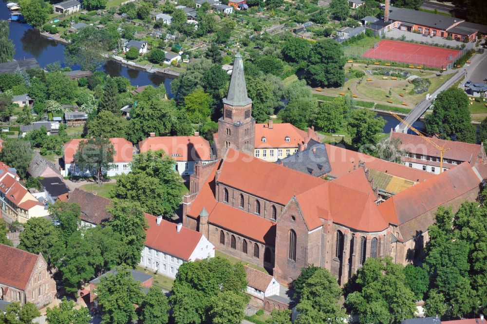 Brandenburg from above - Der Dom in Brandenburg ist den Aposteln Petrus und Paulus geweiht. Das Gebäude ist das älteste Bauwerk in der Geschichte der Stadt Brandenburg. Die Grundsteinlegung der evangelischen Kirche, erfolgte Anfang des 12. Jahrhunderts. The Cathedral of Brandenburg is sanctified to the Apostles Peter and Paul. The building is the oldest one in the history of the town Brandenburg. The laying of the foundation stone was in the beginning of the 12th Century.