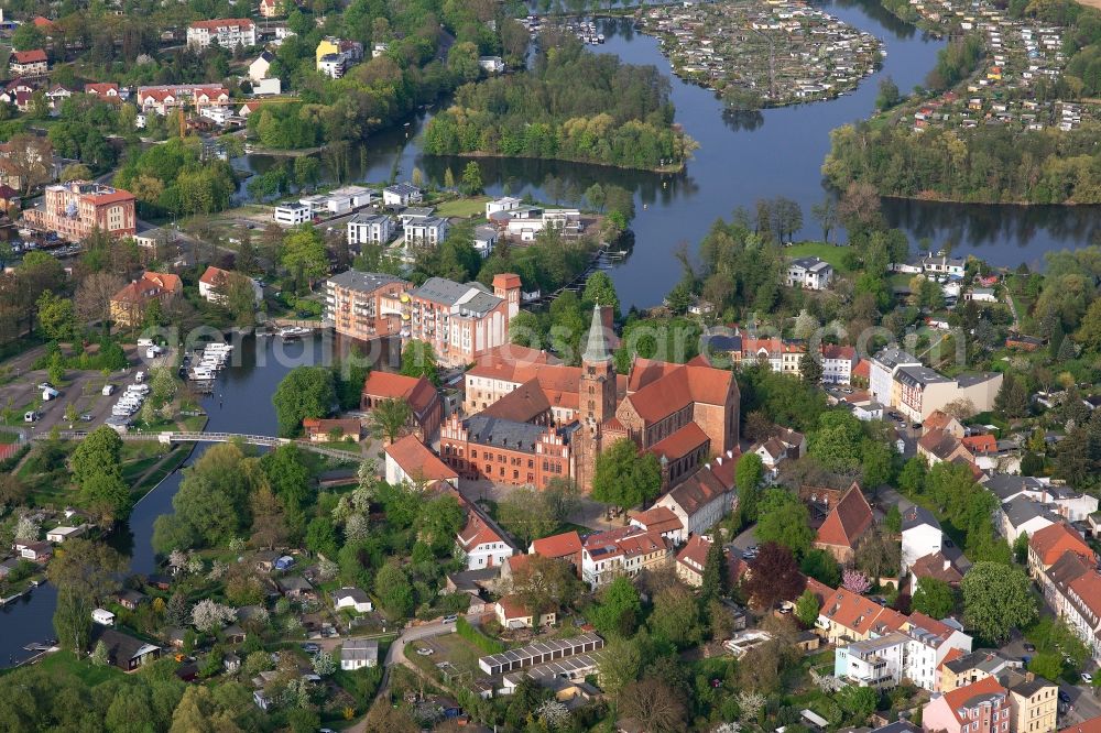 Aerial image Brandenburg an der Havel - Church building of the cathedral of Dom zu Brandenburg with Dommuseum on Burghof in Brandenburg an der Havel in the state Brandenburg, Germany