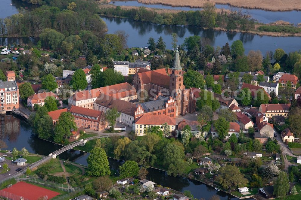 Aerial photograph Brandenburg an der Havel - Church building of the cathedral of Dom zu Brandenburg with Dommuseum on Burghof in Brandenburg an der Havel in the state Brandenburg, Germany