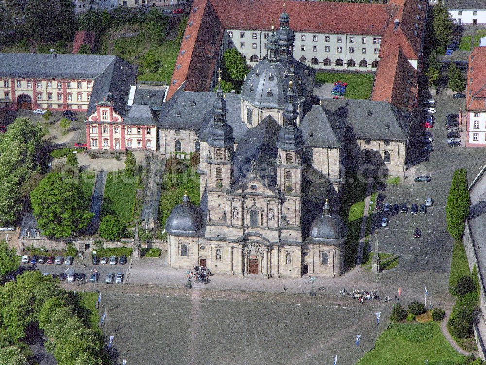 Aerial photograph Fulda - Blick auf den Dom in 36037 Fulda in Hessen Der Dom ist eines der bedeutendsten barocken Bauwerke Fuldas. Er wurde vom Architekten Johann Dientzenhofer unter Verwendung der alten Bausubstanz der Ratger-Basilika (9. Jahrhundert) in den neuen Formen des Barocks errichtet (1704-1712). Der Dom ist in seiner architektonischen Gestaltung dem römischen Barock verpflichtet. Nach umfangreichen Restaurierungsarbeiten erstrahlt der Bau in seinem Inneren und Äußeren wieder in seinem ursprünglichen Glanz. Seine religiöse Bedeutung ist durch das Bonifatiusgrab, das nach wie vor Ziel von Wallfahrten ist, noch heute aktuell.