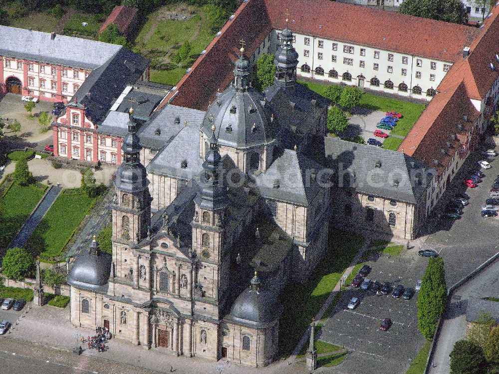 Fulda from above - Blick auf den Dom in 36037 Fulda in Hessen Der Dom ist eines der bedeutendsten barocken Bauwerke Fuldas. Er wurde vom Architekten Johann Dientzenhofer unter Verwendung der alten Bausubstanz der Ratger-Basilika (9. Jahrhundert) in den neuen Formen des Barocks errichtet (1704-1712). Der Dom ist in seiner architektonischen Gestaltung dem römischen Barock verpflichtet. Nach umfangreichen Restaurierungsarbeiten erstrahlt der Bau in seinem Inneren und Äußeren wieder in seinem ursprünglichen Glanz. Seine religiöse Bedeutung ist durch das Bonifatiusgrab, das nach wie vor Ziel von Wallfahrten ist, noch heute aktuell.