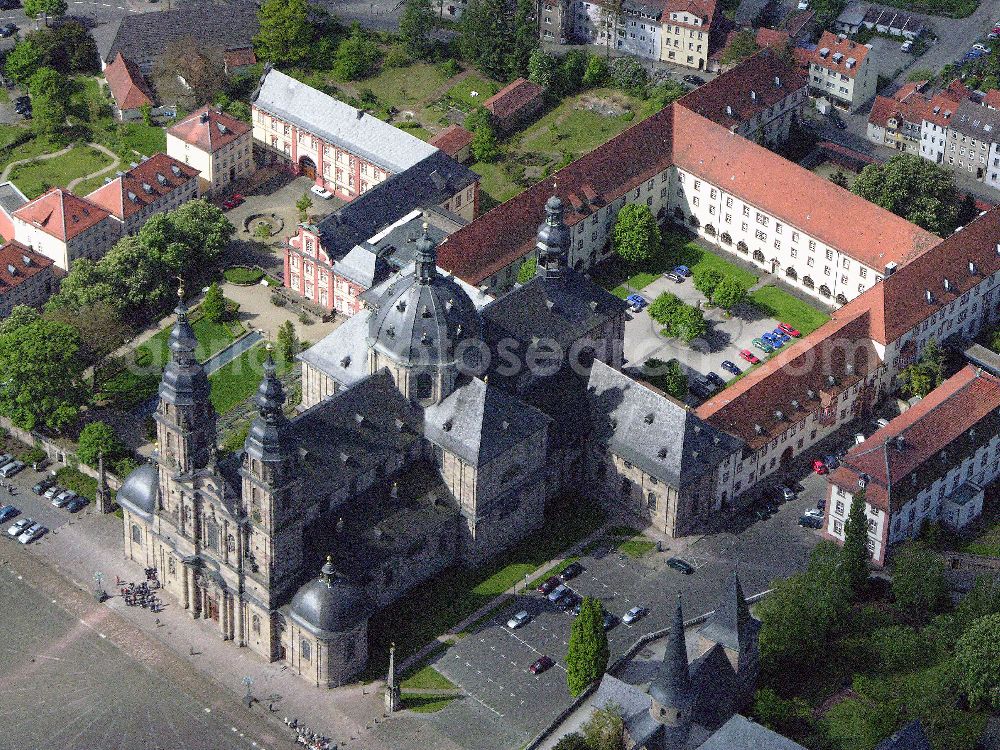 Fulda from the bird's eye view: Blick auf den Dom in 36037 Fulda in Hessen Der Dom ist eines der bedeutendsten barocken Bauwerke Fuldas. Er wurde vom Architekten Johann Dientzenhofer unter Verwendung der alten Bausubstanz der Ratger-Basilika (9. Jahrhundert) in den neuen Formen des Barocks errichtet (1704-1712). Der Dom ist in seiner architektonischen Gestaltung dem römischen Barock verpflichtet. Nach umfangreichen Restaurierungsarbeiten erstrahlt der Bau in seinem Inneren und Äußeren wieder in seinem ursprünglichen Glanz. Seine religiöse Bedeutung ist durch das Bonifatiusgrab, das nach wie vor Ziel von Wallfahrten ist, noch heute aktuell.