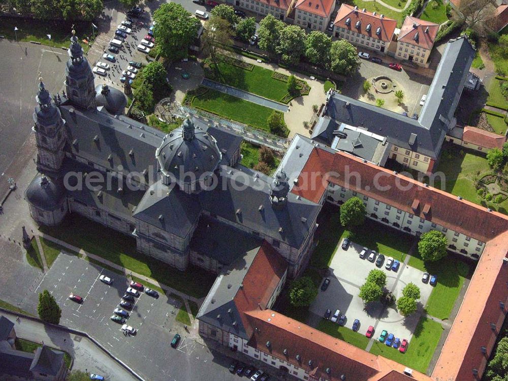 Aerial image Fulda - Blick auf den Dom in 36037 Fulda in Hessen Der Dom ist eines der bedeutendsten barocken Bauwerke Fuldas. Er wurde vom Architekten Johann Dientzenhofer unter Verwendung der alten Bausubstanz der Ratger-Basilika (9. Jahrhundert) in den neuen Formen des Barocks errichtet (1704-1712). Der Dom ist in seiner architektonischen Gestaltung dem römischen Barock verpflichtet. Nach umfangreichen Restaurierungsarbeiten erstrahlt der Bau in seinem Inneren und Äußeren wieder in seinem ursprünglichen Glanz. Seine religiöse Bedeutung ist durch das Bonifatiusgrab, das nach wie vor Ziel von Wallfahrten ist, noch heute aktuell.