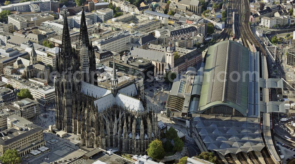 Köln from above - Der Kölner Dom und der Hauptbahnhof in der Innenstadt. Die Hohe Domkirche St. Peter und Maria ist eine römisch-katholische Kirche im gotischen Baustil in Köln und die Kathedrale des Erzbistums Köln. Er ist das zweithöchste Kirchengebäude Europas und das dritthöchste der Welt. View of the Cologne Cathedral and the central station in the center of Cologne.