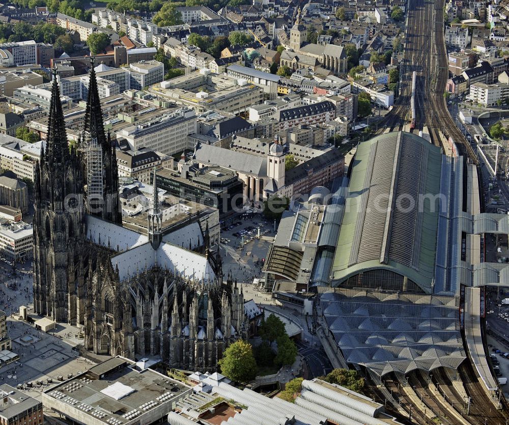 Köln from the bird's eye view: Der Kölner Dom und der Hauptbahnhof in der Innenstadt. Die Hohe Domkirche St. Peter und Maria ist eine römisch-katholische Kirche im gotischen Baustil in Köln und die Kathedrale des Erzbistums Köln. Er ist das zweithöchste Kirchengebäude Europas und das dritthöchste der Welt. View of the Cologne Cathedral and the central station in the center of Cologne.