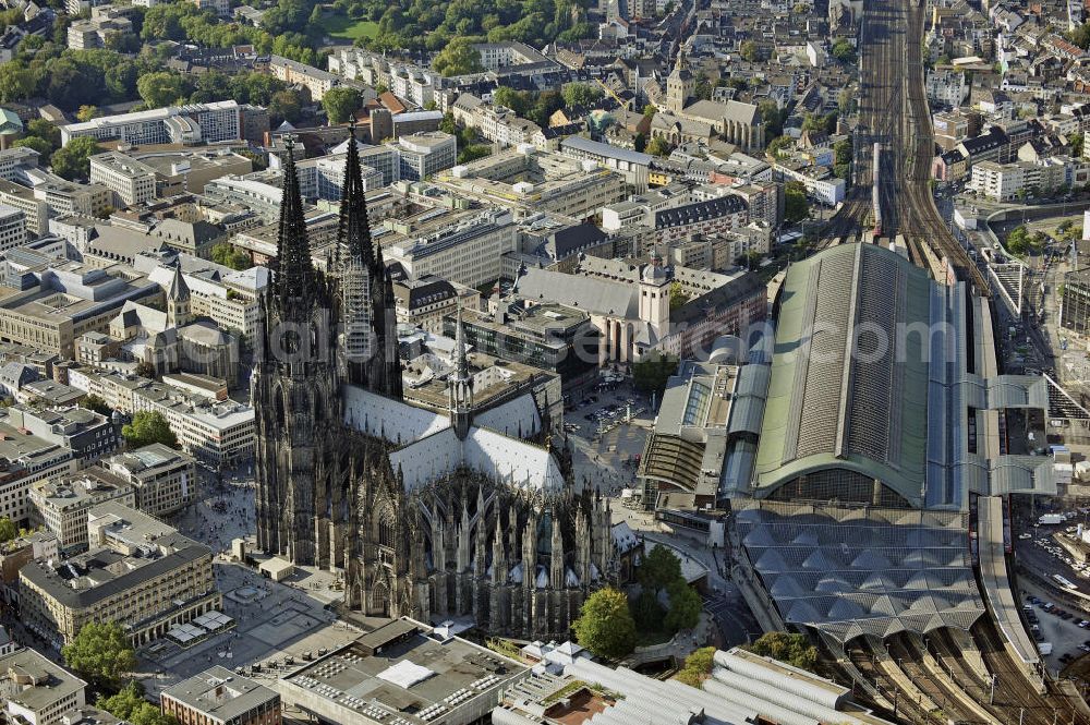 Aerial image Köln - Der Kölner Dom und der Hauptbahnhof in der Innenstadt. Die Hohe Domkirche St. Peter und Maria ist eine römisch-katholische Kirche im gotischen Baustil in Köln und die Kathedrale des Erzbistums Köln. Er ist das zweithöchste Kirchengebäude Europas und das dritthöchste der Welt. View of the Cologne Cathedral and the central station in the center of Cologne.