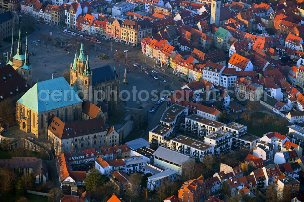 Erfurt from above - Church building of the cathedral of the high cathedral church St. Marien and the church St. Severi at the cathedral steps at the cathedral square in the old town in the city center of Erfurt in the state Thuringia, Germany