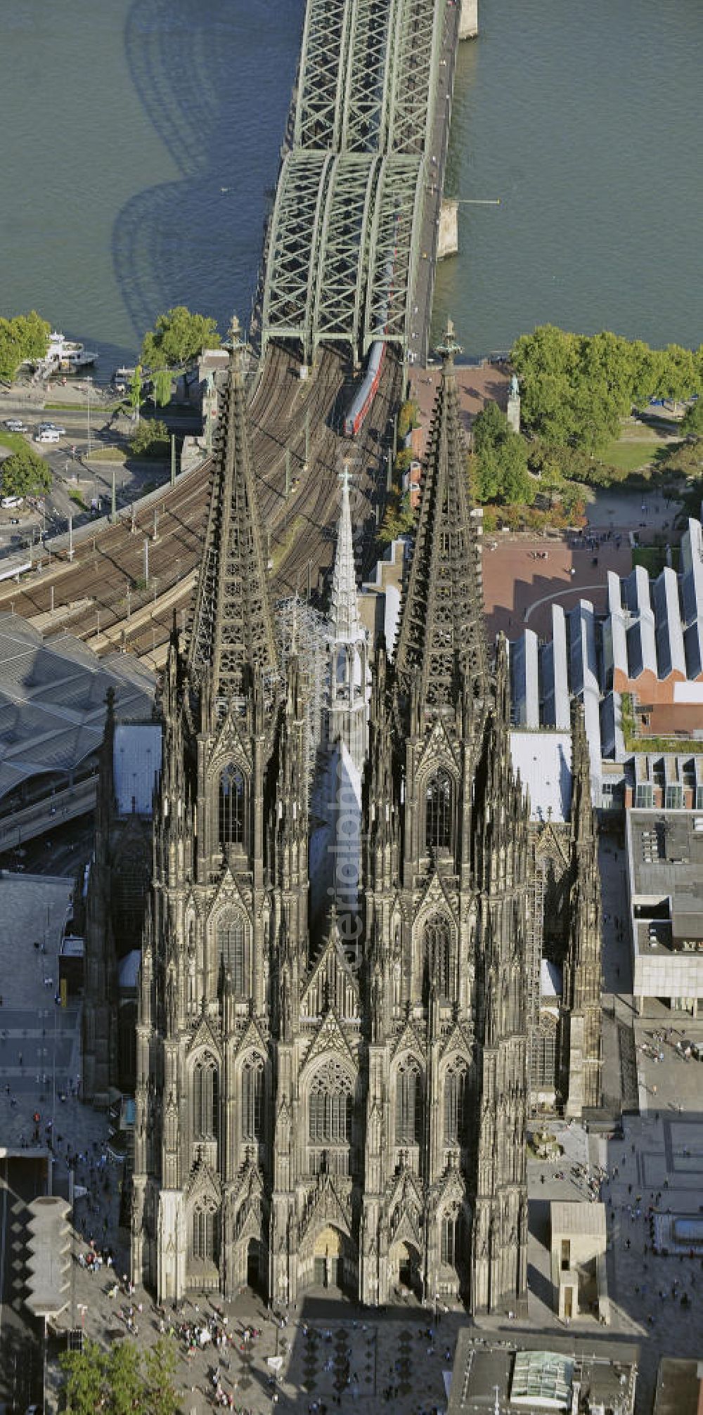 Köln from above - Der Kölner Dom am Hauptbahnhof in der Innenstadt. Die Hohe Domkirche St. Peter und Maria ist eine römisch-katholische Kirche im gotischen Baustil in Köln und die Kathedrale des Erzbistums Köln. Er ist das zweithöchste Kirchengebäude Europas und das dritthöchste der Welt. View of the Cologne Cathedral in the center of Cologne.