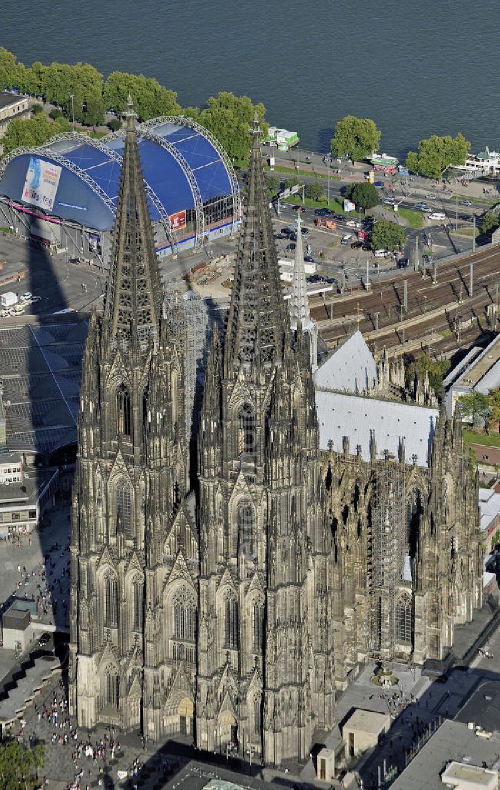 Köln from the bird's eye view: Der Kölner Dom am Hauptbahnhof in der Innenstadt. Die Hohe Domkirche St. Peter und Maria ist eine römisch-katholische Kirche im gotischen Baustil in Köln und die Kathedrale des Erzbistums Köln. Er ist das zweithöchste Kirchengebäude Europas und das dritthöchste der Welt. View of the Cologne Cathedral in the center of Cologne.