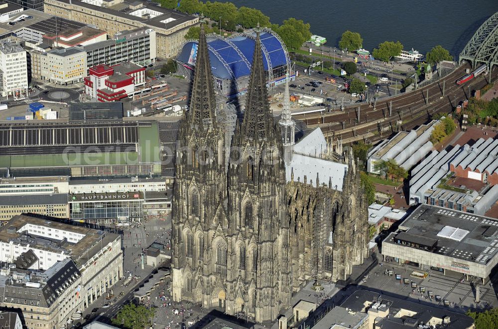 Aerial image Köln - Der Kölner Dom am Hauptbahnhof in der Innenstadt. Die Hohe Domkirche St. Peter und Maria ist eine römisch-katholische Kirche im gotischen Baustil in Köln und die Kathedrale des Erzbistums Köln. Er ist das zweithöchste Kirchengebäude Europas und das dritthöchste der Welt. View of the Cologne Cathedral in the center of Cologne.