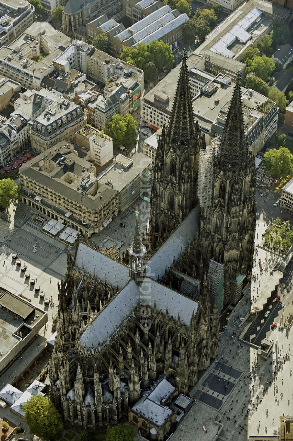 Aerial photograph Köln - Der Kölner Dom am Hauptbahnhof in der Innenstadt. Die Hohe Domkirche St. Peter und Maria ist eine römisch-katholische Kirche im gotischen Baustil in Köln und die Kathedrale des Erzbistums Köln. Er ist das zweithöchste Kirchengebäude Europas und das dritthöchste der Welt. View of the Cologne Cathedral in the center of Cologne.