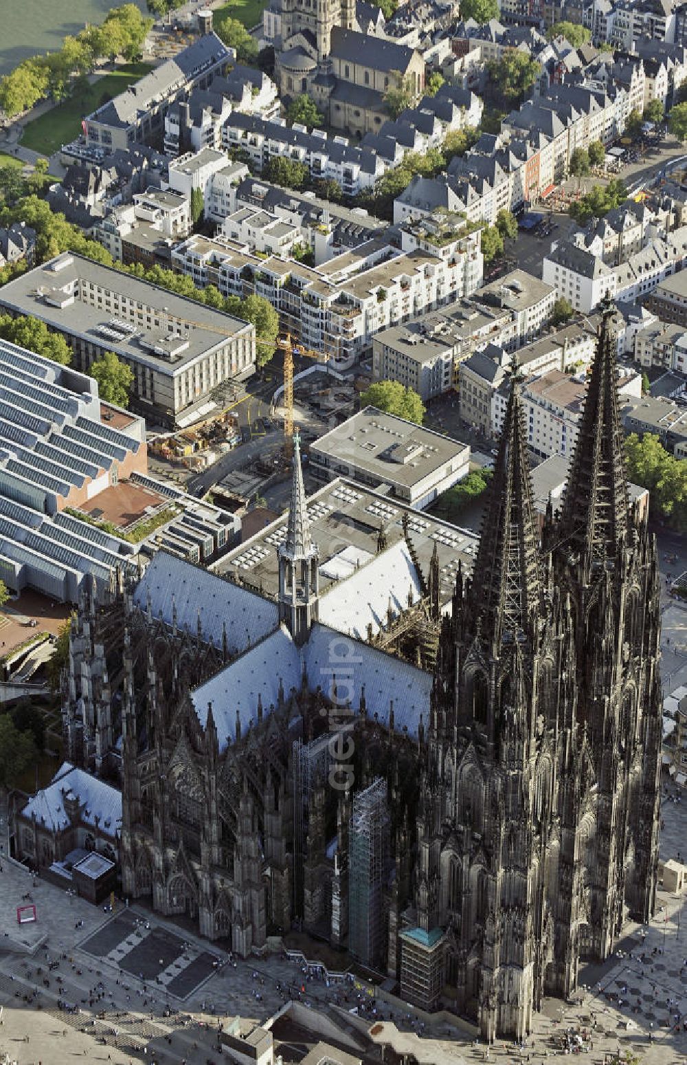 Köln from above - Der Kölner Dom am Hauptbahnhof in der Innenstadt. Die Hohe Domkirche St. Peter und Maria ist eine römisch-katholische Kirche im gotischen Baustil in Köln und die Kathedrale des Erzbistums Köln. Er ist das zweithöchste Kirchengebäude Europas und das dritthöchste der Welt. View of the Cologne Cathedral in the center of Cologne.