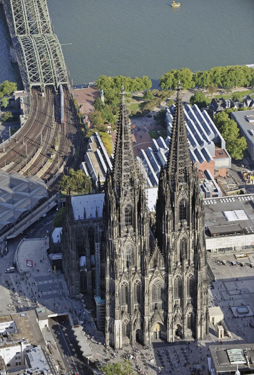 Köln from the bird's eye view: Der Kölner Dom am Hauptbahnhof in der Innenstadt. Die Hohe Domkirche St. Peter und Maria ist eine römisch-katholische Kirche im gotischen Baustil in Köln und die Kathedrale des Erzbistums Köln. Er ist das zweithöchste Kirchengebäude Europas und das dritthöchste der Welt. View of the Cologne Cathedral in the center of Cologne.