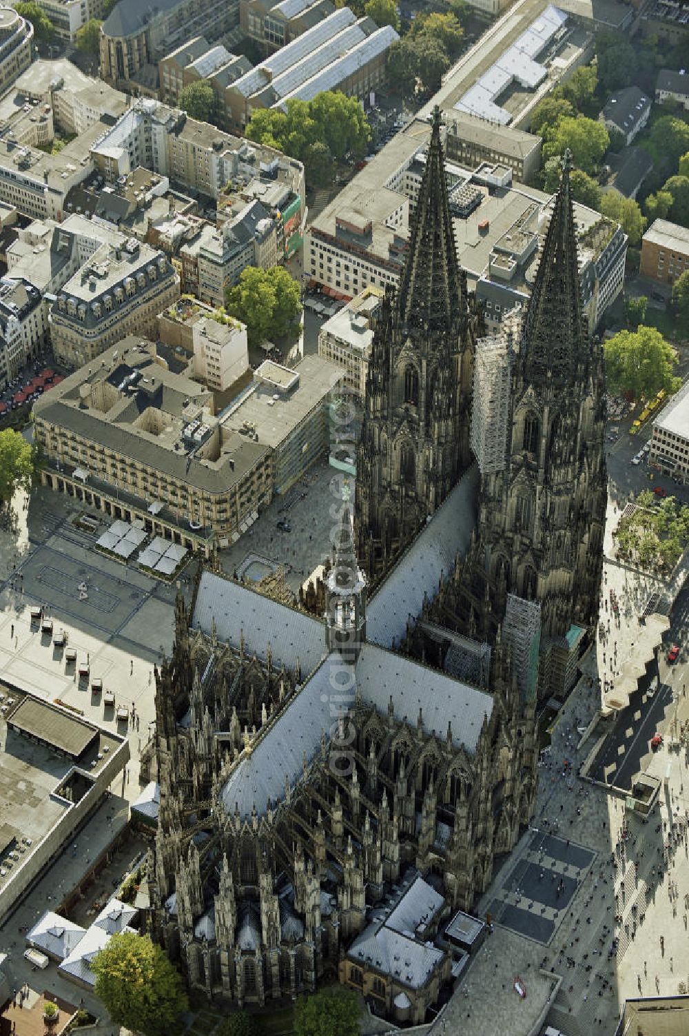 Aerial photograph Köln - Der Kölner Dom am Hauptbahnhof in der Innenstadt. Die Hohe Domkirche St. Peter und Maria ist eine römisch-katholische Kirche im gotischen Baustil in Köln und die Kathedrale des Erzbistums Köln. Er ist das zweithöchste Kirchengebäude Europas und das dritthöchste der Welt. View of the Cologne Cathedral in the center of Cologne.