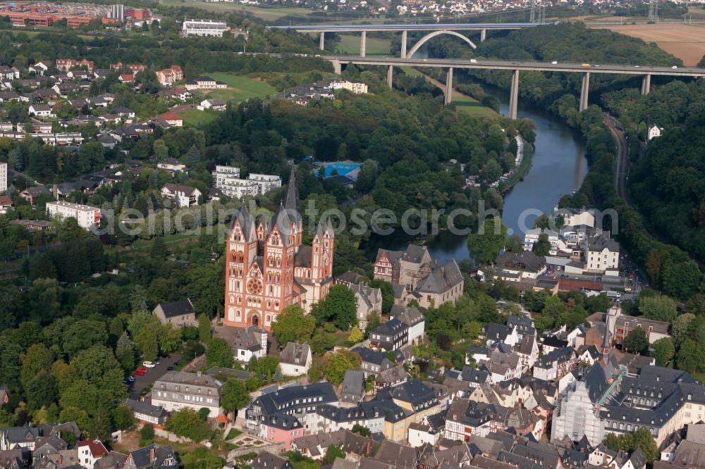 Aerial image Limburg an der Lahn - View of the old town and the Cathedral of Limburg on the banks of the Lahn in Limburg an der Lahn in Hesse