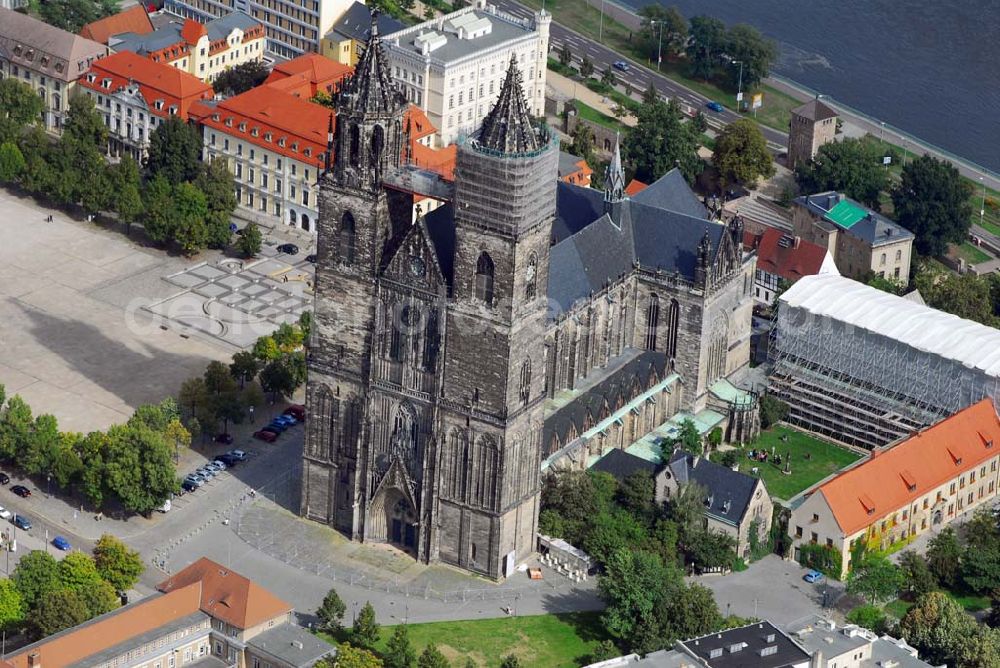 Aerial image Magdeburg - Blick auf den Dom in Magdeburg. Links daneben befindet sich der Domplatz. Anschrift: Am Dom 1, 39104 Magdeburg ; Tel/Fax: 0391. 541 04 36 Email: puchta@magdeburgerdom.de ; Bürozeiten: Montag-Freitag jeweils 9-12 Uhr