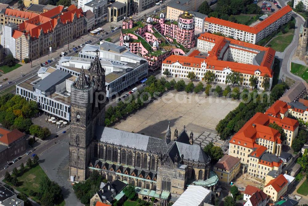 Magdeburg from above - Blick auf den Dom in Magdeburg. Dahinter befindet sich der Domplatz mit dem Regierungsviertel. Ebenfalls am Domplatz ist die Grüne Zitadelle zu finden, das letzte große Hundertwasserhaus, das im Herbst 2005 eingeweiht wurde. Anschrift: Am Dom 1, 39104 Magdeburg ; Tel/Fax: 0391. 541 04 36 Email: puchta@magdeburgerdom.de ; Bürozeiten: Montag-Freitag jeweils 9-12 Uhr