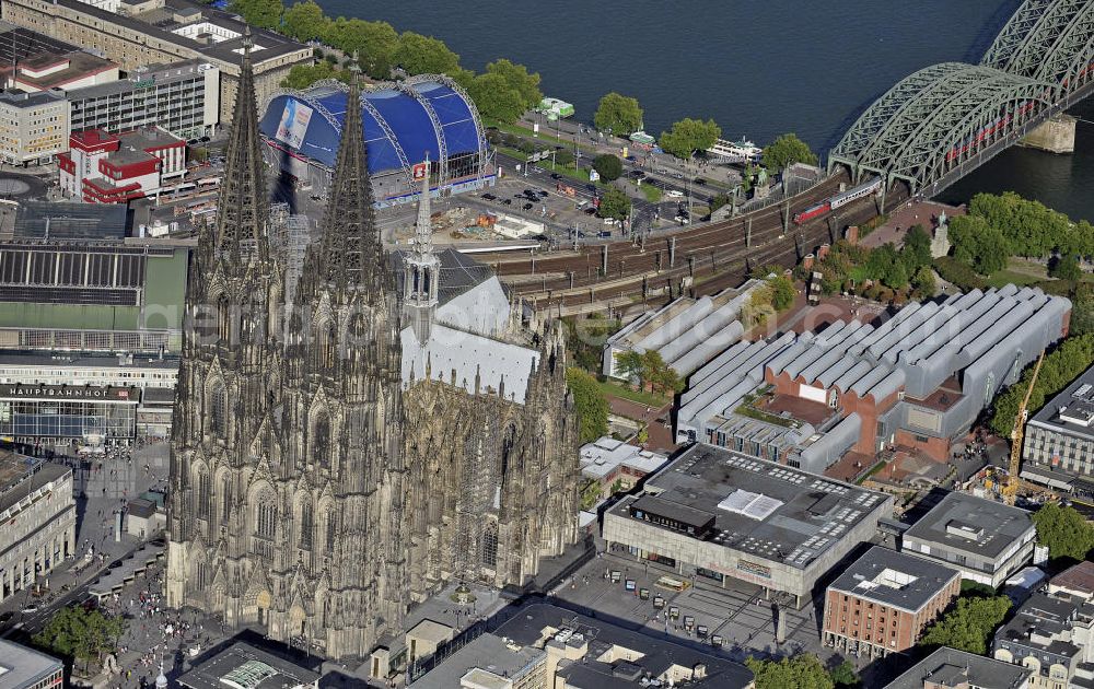 Aerial photograph Köln - Der Kölner Dom und das Museum Ludwig in der Innenstadt. Die Hohe Domkirche St. Peter und Maria ist eine römisch-katholische Kirche im gotischen Baustil in Köln und die Kathedrale des Erzbistums Köln. Er ist das zweithöchste Kirchengebäude Europas und das dritthöchste der Welt. Im Hintergrund der Musical Dome. View of the Cologne Cathedral and the Museum Ludwig in the center of Cologne.