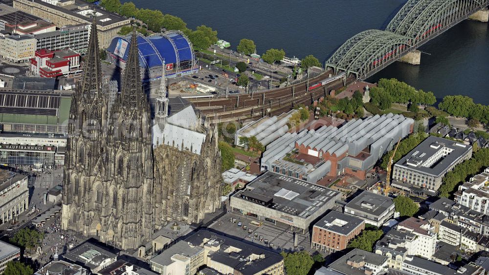 Köln from above - Der Kölner Dom und das Museum Ludwig in der Innenstadt. Die Hohe Domkirche St. Peter und Maria ist eine römisch-katholische Kirche im gotischen Baustil in Köln und die Kathedrale des Erzbistums Köln. Er ist das zweithöchste Kirchengebäude Europas und das dritthöchste der Welt. Im Hintergrund der Musical Dome. View of the Cologne Cathedral and the Museum Ludwig in the center of Cologne.