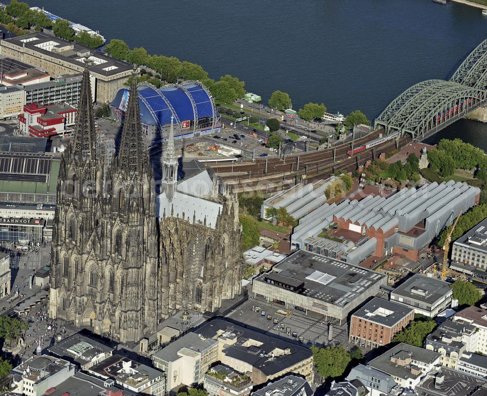 Köln from the bird's eye view: Der Kölner Dom und das Museum Ludwig in der Innenstadt. Die Hohe Domkirche St. Peter und Maria ist eine römisch-katholische Kirche im gotischen Baustil in Köln und die Kathedrale des Erzbistums Köln. Er ist das zweithöchste Kirchengebäude Europas und das dritthöchste der Welt. Im Hintergrund der Musical Dome. View of the Cologne Cathedral and the Museum Ludwig in the center of Cologne.