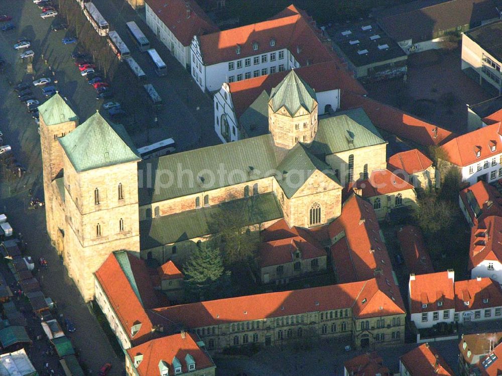 Osnabrück from above - 09.12.2004 Osnabrück, Blick auf den Dom im Stadtzentrum Osnabrücks. Der älteste Bischofssitz im Sachsenland. Seit dem 9. Jahrhundert lebten hier der Bischof und die Domherren in klösterlicher Gemeinschaft, gaben diese jedoch im Hochmittelalter zugunsten separaten Wohnens in Domherrenkurien wieder auf. Der Osnabrücker Dom ist noch heute die Kathedralkirche des Bistums Osnabrück. Dom Osnabrück, Domplatz, 49074 Osnabrück