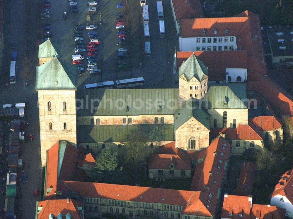 Osnabrück from the bird's eye view: 09.12.2004 Osnabrück, Blick auf den Dom im Stadtzentrum Osnabrücks. Der älteste Bischofssitz im Sachsenland. Seit dem 9. Jahrhundert lebten hier der Bischof und die Domherren in klösterlicher Gemeinschaft, gaben diese jedoch im Hochmittelalter zugunsten separaten Wohnens in Domherrenkurien wieder auf. Der Osnabrücker Dom ist noch heute die Kathedralkirche des Bistums Osnabrück. Dom Osnabrück, Domplatz, 49074 Osnabrück