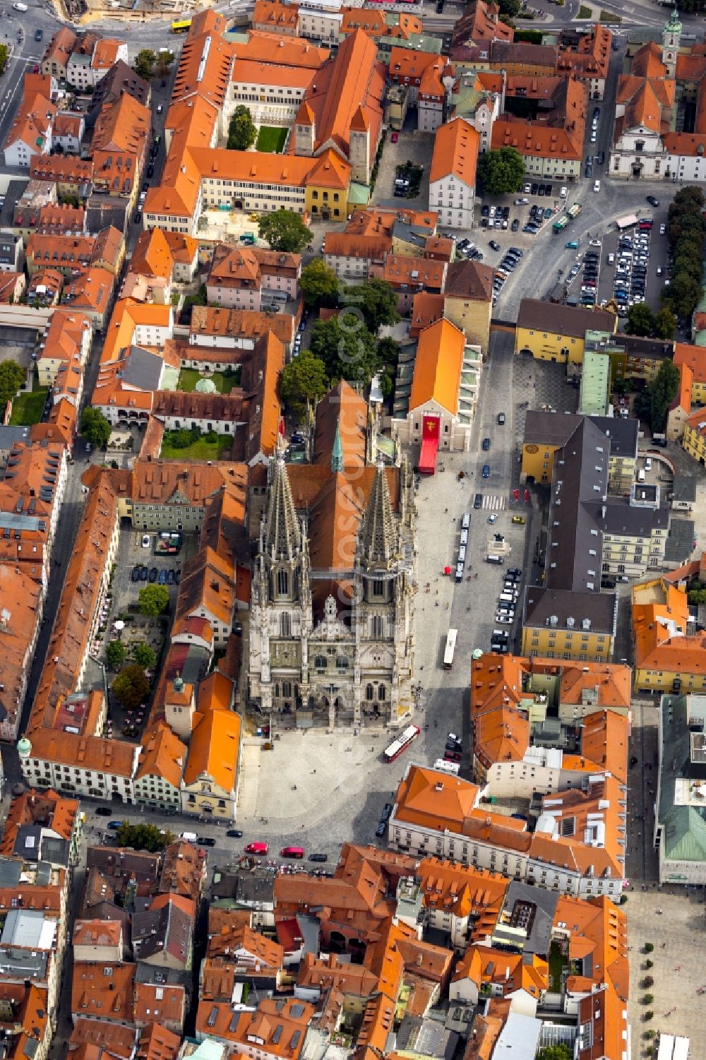 Regensburg from the bird's eye view: Cathedral of St Peter in the center of the historic Old Town of Regensburg in Bavaria. bistum-regensburg.de