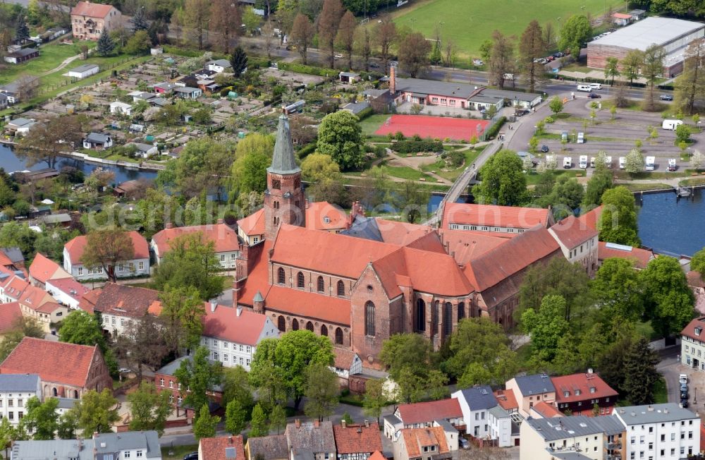 Aerial photograph Brandenburg an der Havel - Cathedral of St. Peter and Paul at the Burghof in Brandenburg an der Havel in the state of Brandenburg