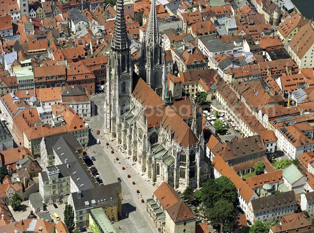 Regensburg from above - Blick auf den Dom St. Peter in Regensburg. Dieser Bau gilt als Hauptwerk gotischer Baukunst in Bayern. Er wurde in der zweiten Hälfte des 13. Jh. begonnen und 1525 beendet.