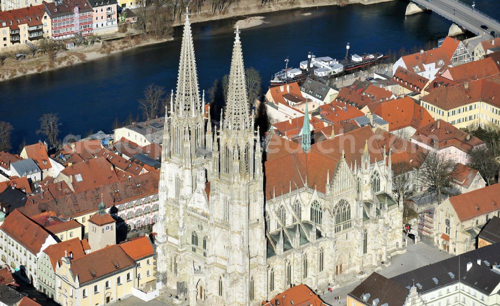 Regensburg from the bird's eye view: Der Dom St. Peter oder auch Regensburger Dom am Domplatz in Regensburg ist die einzige gotische Kathedrale in Bayern. The cathedral St. Peter, called cathedral of Ratisbon at the street Domplatz in Ratisbon in Bavaria.