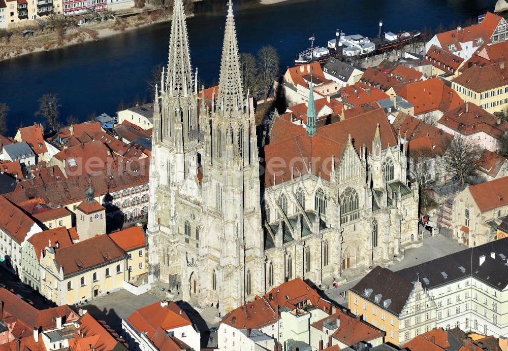 Aerial image Regensburg - Der Dom St. Peter oder auch Regensburger Dom am Domplatz in Regensburg ist die einzige gotische Kathedrale in Bayern. The cathedral St. Peter, called cathedral of Ratisbon at the street Domplatz in Ratisbon in Bavaria.