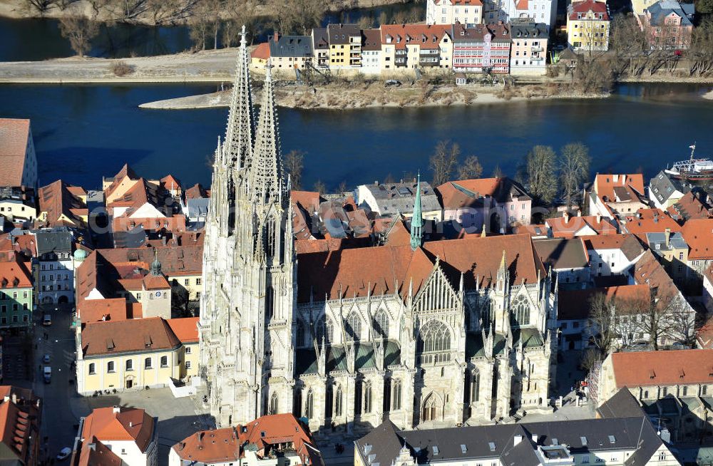 Aerial photograph Regensburg - Der Dom St. Peter oder auch Regensburger Dom am Domplatz in Regensburg ist die einzige gotische Kathedrale in Bayern. The cathedral St. Peter, called cathedral of Ratisbon at the street Domplatz in Ratisbon in Bavaria.