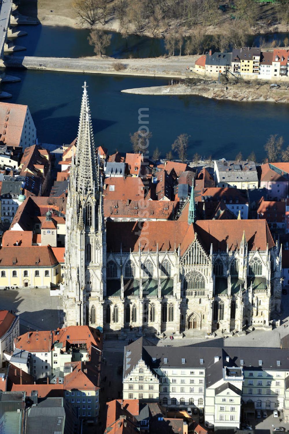 Regensburg from above - Der Dom St. Peter oder auch Regensburger Dom am Domplatz in Regensburg ist die einzige gotische Kathedrale in Bayern. The cathedral St. Peter, called cathedral of Ratisbon at the street Domplatz in Ratisbon in Bavaria.