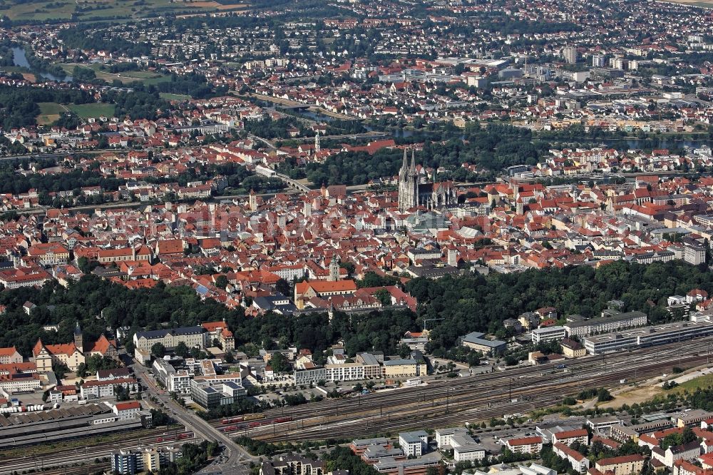 Aerial photograph Regensburg - Cathedral of St Peter and Stone Bridge in Old Town- center downtown Regensburg on the Danube in the state Bavaria. The church of the diocese Regensburg's most important cathedral. The medieval stone bridge is the other landmark of the city Regensburg. It connects the town with the district Stadtamhof