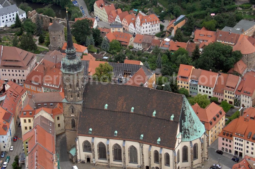 Aerial photograph Bautzen - Blick auf den Dom St. Petri zu Bautzen. Der Dom ist die älteste und eine der größten Simultankirchen Deutschlands. Er zählt zu den wichtigsten Kirchenbauten Sachsens und ist der älteste Kirchenstandort der Oberlausitz. Der Dom befindet sich am Fleischmarkt in der Bautzener Altstadt, gegenüber dem Rathaus. Der Baumeister ist unbekannt. Der Dom wurde zwischen 1213 und 1221 erbaut.