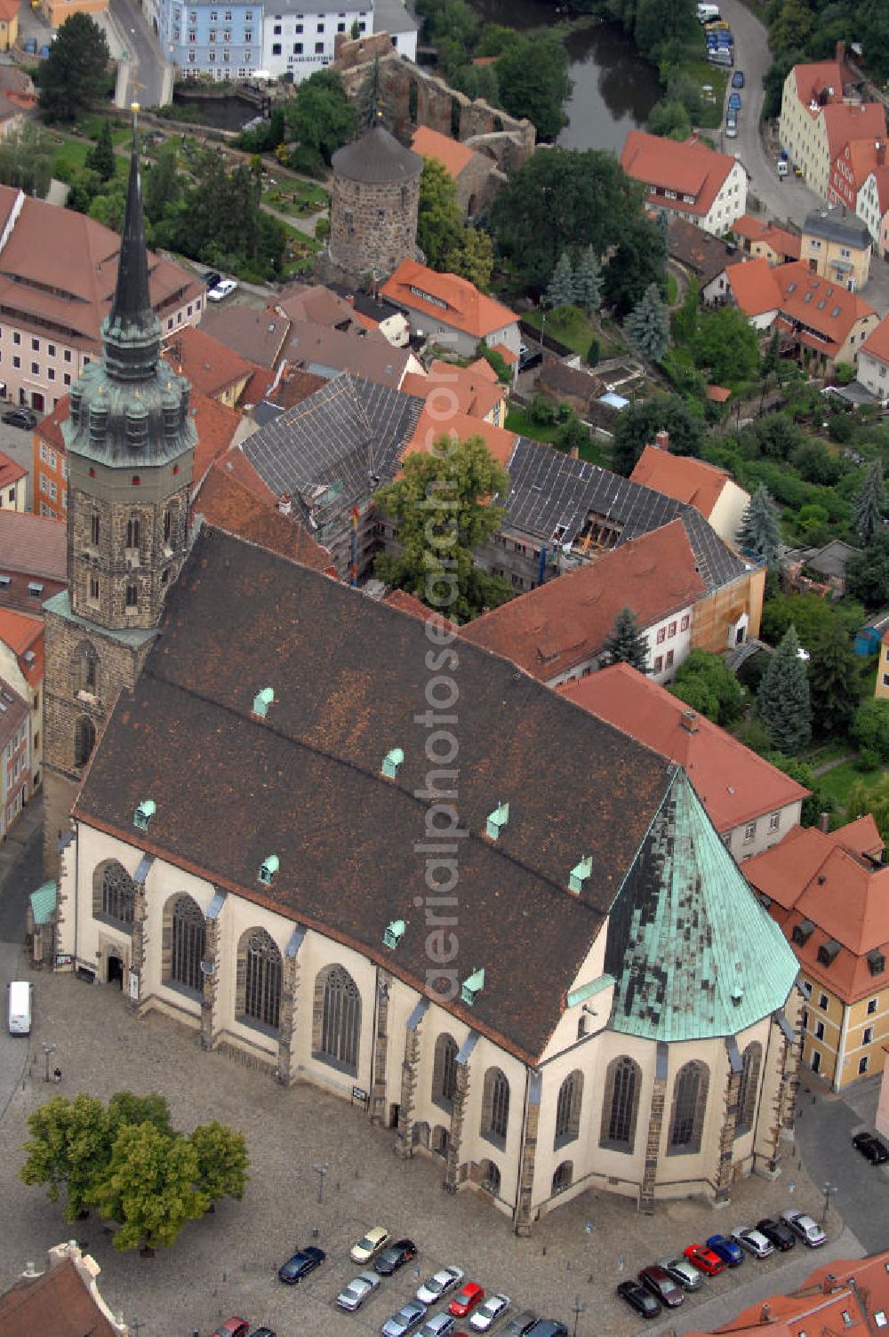 Aerial image Bautzen - Blick auf den Dom St. Petri zu Bautzen. Der Dom ist die älteste und eine der größten Simultankirchen Deutschlands. Er zählt zu den wichtigsten Kirchenbauten Sachsens und ist der älteste Kirchenstandort der Oberlausitz. Der Dom befindet sich am Fleischmarkt in der Bautzener Altstadt, gegenüber dem Rathaus. Der Baumeister ist unbekannt. Der Dom wurde zwischen 1213 und 1221 erbaut.