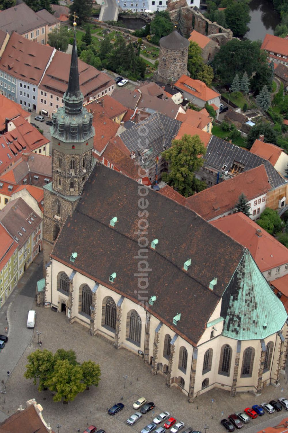 Aerial photograph Bautzen - Blick auf den Dom St. Petri zu Bautzen. Der Dom ist die älteste und eine der größten Simultankirchen Deutschlands. Er zählt zu den wichtigsten Kirchenbauten Sachsens und ist der älteste Kirchenstandort der Oberlausitz. Der Dom befindet sich am Fleischmarkt in der Bautzener Altstadt, gegenüber dem Rathaus. Der Baumeister ist unbekannt. Der Dom wurde zwischen 1213 und 1221 erbaut.