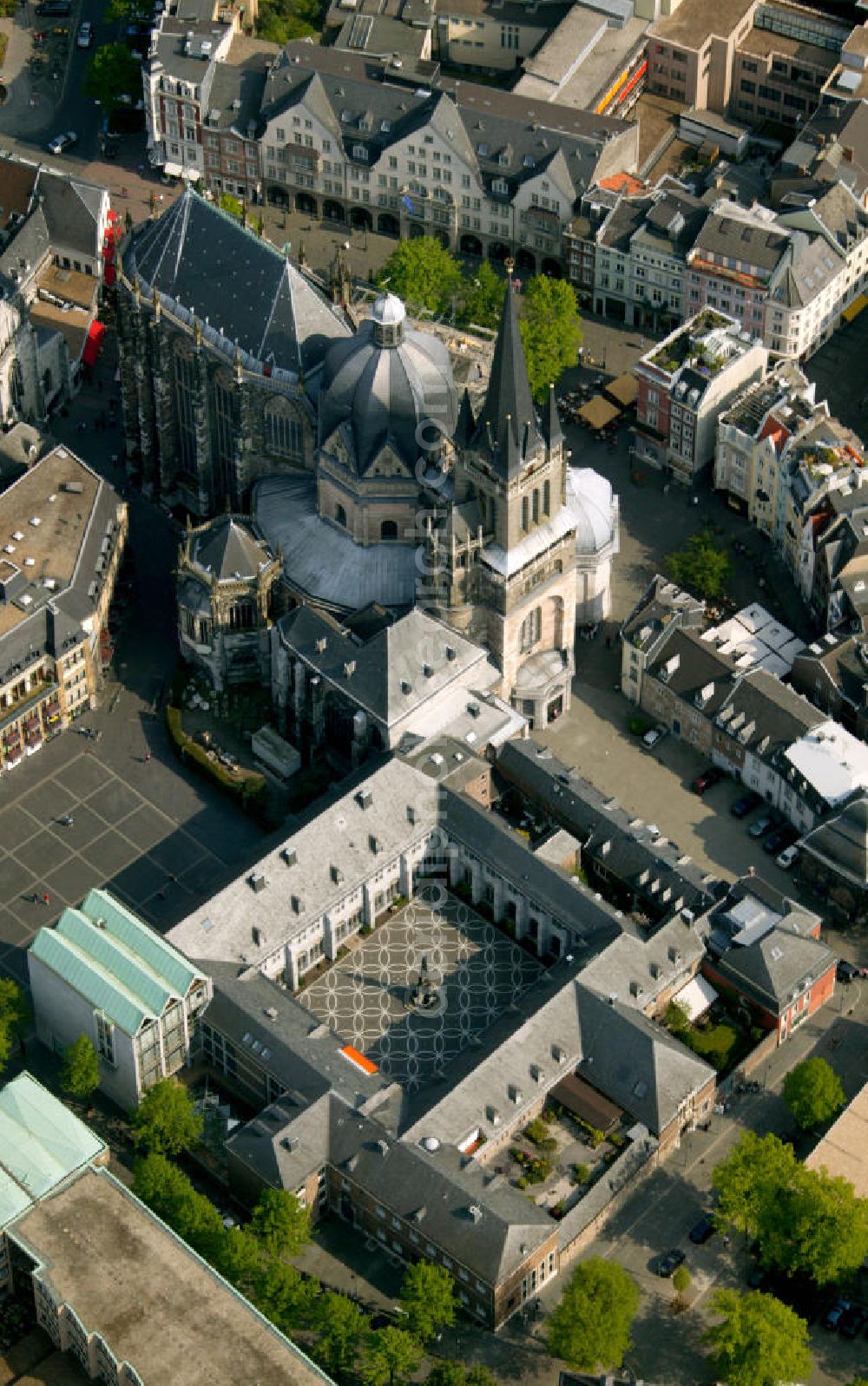 Aerial photograph Aachen - Blick auf den Aachener Dom und das Rathaus. The dome and the city hall.